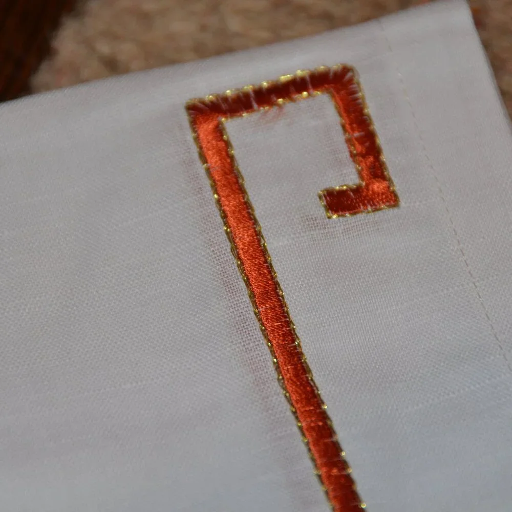 RARE KIM SEYBERT LIVING 4 ORANGE EMBROIDERED GREEK KEY COCKTAIL BAR NAPKIN